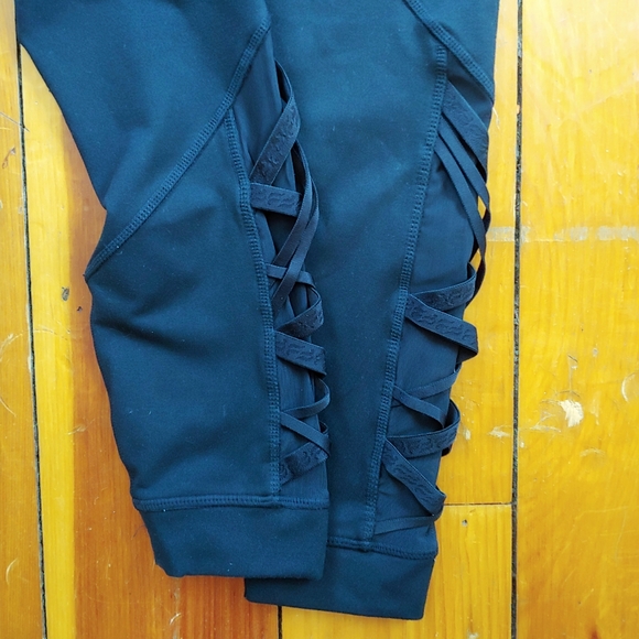 Fabletics Dynamic High-Waisted Lattice 7/8 Powerhold Leggings - Picture 5 of 8